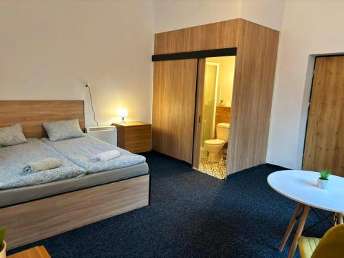 1 dormitorio con cama, mesa y baño en Panama - Sopot Centrum, en Sopot