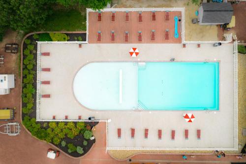 an overhead view of a swimming pool next to a building at Sun Retreats Seashore in Cape May