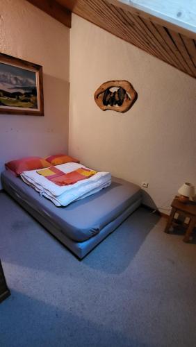 un lit dans une chambre avec un chien sur le mur dans l'établissement Duplex au centre de la station, à Arâches-la-Frasse
