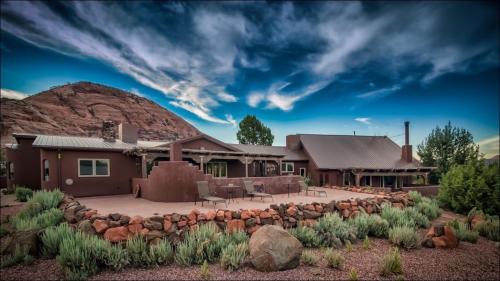 スプリングデールにあるZion Villa True Northの山を背景にした家