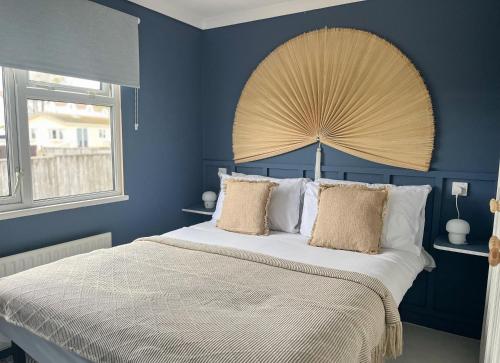 Posteľ alebo postele v izbe v ubytovaní Stunning Waterfront Lodge