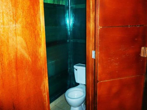 San PedroにあるYanayacu Lodge Exploreのバスルーム(トイレ付)、木製のドアが備わります。