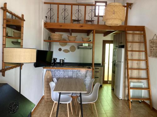 Il comprend une petite cuisine avec une table et un lit en mezzanine. dans l'établissement PAULA, à Riumar