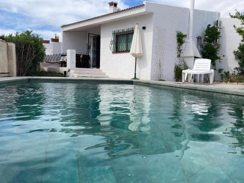 - une piscine en face d'une maison dans l'établissement PAULA, à Riumar