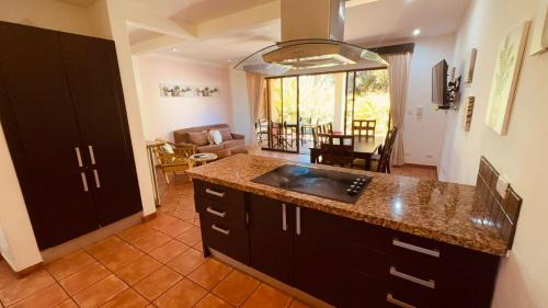 Tropical Gardens Suites and Apartmentsにあるキッチンまたは簡易キッチン