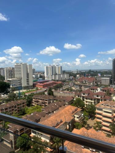 - une vue sur une ville avec de grands bâtiments dans l'établissement Dael luxury apartments, à Nairobi