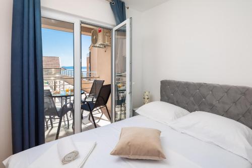 Apartment Noa with sea view and private parking