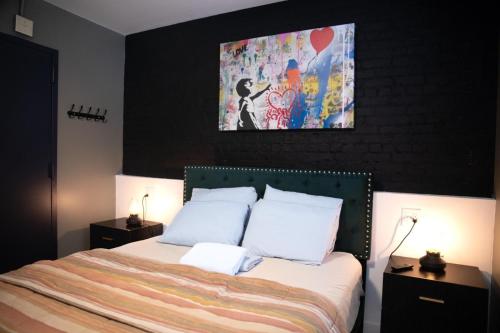 een slaapkamer met een bed en een schilderij aan de muur bij KAMA CENTRAL PARK in New York