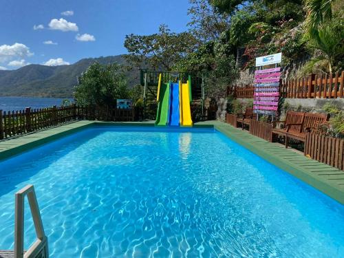 een zwembad met een glijbaan en een speeltuin bij Posada Ecologica La Abuela in La Laguna