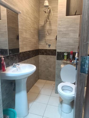 un baño con inodoro y lavabo en Metro Manor Near JKIA, en Nairobi