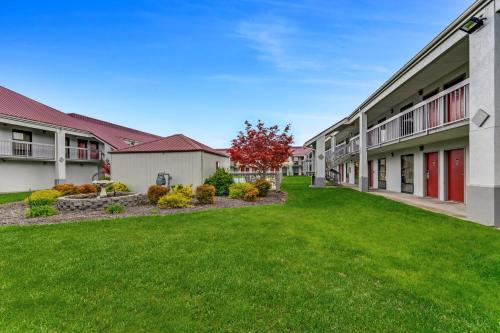 a courtyard of an apartment building with green grass at Red Roof Inn Kingsport in Kingsport