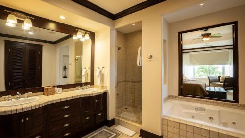 baño con 2 lavabos y espejo grande en Los Suenos Resort Vista Bahia 3A by Stay in CR, en Herradura