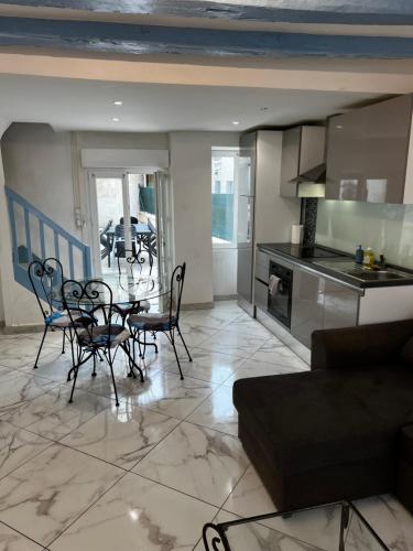 Η κουζίνα ή μικρή κουζίνα στο Maison de ville avec terrasse