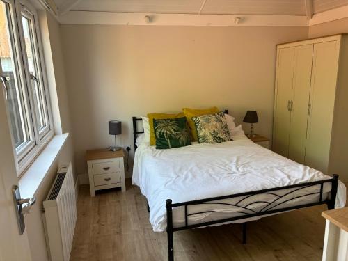 Hampshire lodge في كامبرلي: غرفة نوم بسرير ونافذة
