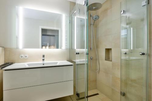 uma casa de banho com um lavatório e um chuveiro em Norderhof Kliffsand 19 em Kampen