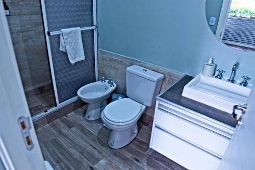 a bathroom with a toilet and a sink at Kau Si Aike in El Chalten