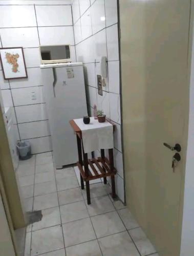 阿雷格里港的住宿－Apartamento Confortável，一间带桌子和冰箱的小厨房