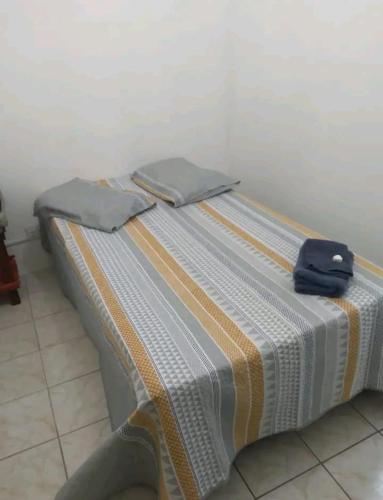 阿雷格里港的住宿－Apartamento Confortável，床上有2个枕头