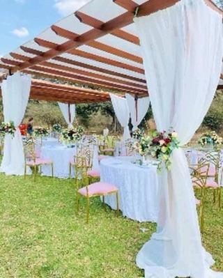 uma mesa preparada para um casamento sob uma tenda em Garden Hotel Machakos em Masaku