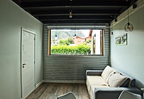 a living room with a couch and a window at Kau Si Aike in El Chalten