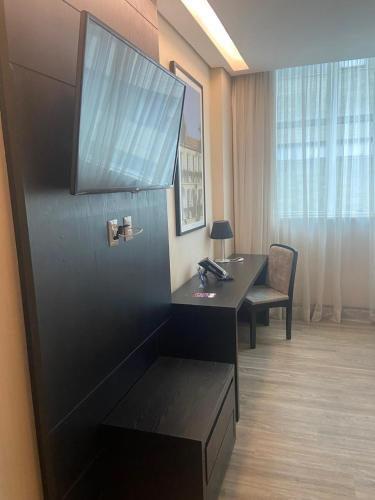 a office with a desk and a chair in a room at Tryp by Wyndham Belo Horizonte Savassi in Belo Horizonte