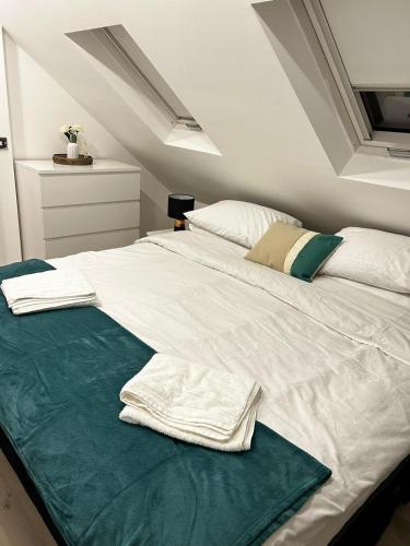 Postelja oz. postelje v sobi nastanitve Modern loft 2 bedroom flat near Heathrow and Piccadilly Line