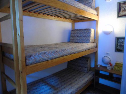 une chambre avec deux lits superposés dans une pièce dans l'établissement Résidence Melezets - Studio pour 4 Personnes MAE-8974, à Modane