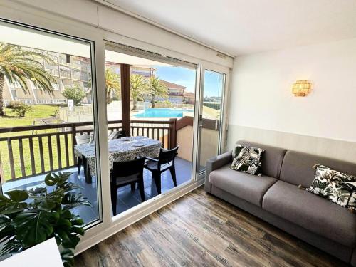 un salon avec un canapé et une table dans l'établissement Résidence Le Boucanier - Studio pour 4 Personnes 421, à Vieux-Boucau-les-Bains