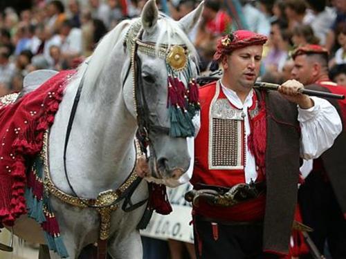 a man is playing auteutenantutenant at Studio Apartman Apollonia in Sinj