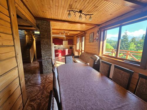 une salle à manger avec une grande table et des chaises dans l'établissement Barvy Karpat, à Slavsko