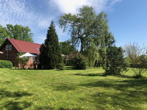 a large yard with a house and trees at Landliebe Aulosen in Aulosen