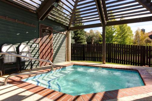 Πισίνα στο ή κοντά στο Powderwood Condos 7B by Moose Management