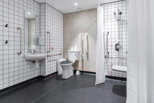 een badkamer met een wastafel, een toilet en een wastafel bij Woodward Square One by Dublin At Home in Dublin