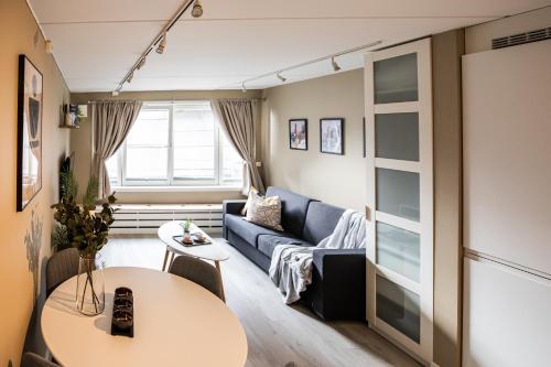 sala de estar con sofá y mesa en Ultracentral duplex with private rooftop terrace, en Oslo
