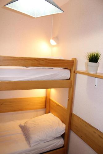 Ce lit se trouve dans un dortoir lumineux doté de 2 lits superposés. dans l'établissement Résidence Les Issarts - Appartement 4 couchages au pied des pistes MAE-8114, à Saint-Étienne-en-Dévoluy