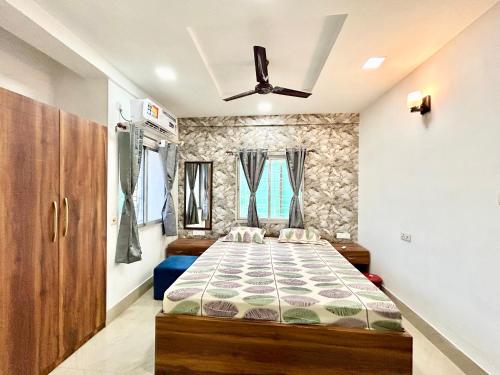Postel nebo postele na pokoji v ubytování Yepplo Service Apartments - KOLKATA - Private Kitchen & Daily Housekeeping Service