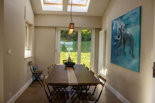 Un comedor con una mesa de madera y una ventana. en Villa Penn Ar Bed, en Crozon