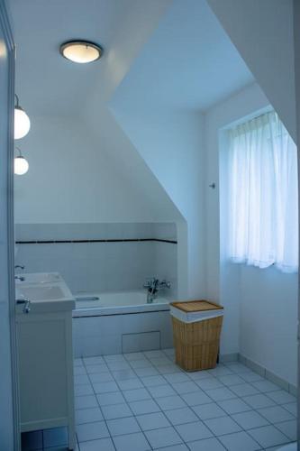 une salle de bain blanche avec une baignoire et un lavabo dans l'établissement Villa Penn Ar Bed, à Crozon