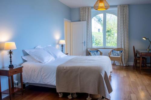 une chambre avec un grand lit blanc avec une fenêtre dans l'établissement Villa Penn Ar Bed, à Crozon