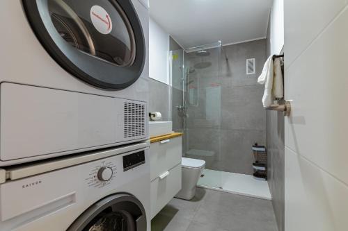 una lavatrice e un'asciugatrice in un bagno con doccia di Pursuit of Ocean a Las Palmas de Gran Canaria
