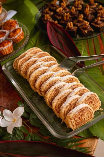 dois palitos de pão em uma bandeja com outras sobremesas em Baía Branca Beach Resort em Tamandaré