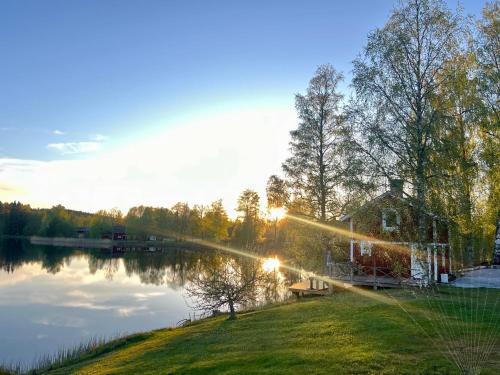 a house on the shore of a lake at Kaffestugan in Hällefors