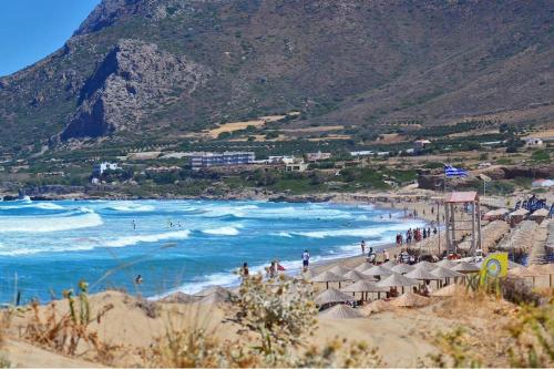 a beach with a bunch of people on the beach at VALENA STYLISH HOME (15 min TO ELAFONISI BEACH) in Élos