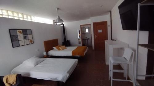 una habitación de hotel con 2 camas y una escalera en B&B Eguzkitza, en Elgeta