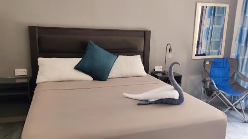 sypialnia z łóżkiem z zabawką dla ptaków w obiekcie Royal Home Guesthouse w mieście Maun