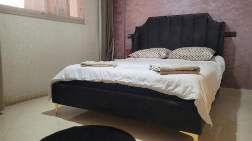 Charme & Confort au Cœur de Meknesにあるベッド