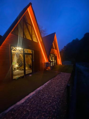 una casa con una fachada iluminada por la noche en ELAT Bungalow, en Pazar