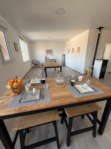 - une table en bois avec un bol de fruits dans l'établissement Le Carmagnol, à Caramany