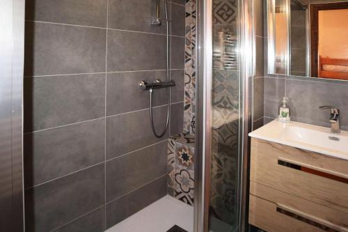 une salle de bain avec douche et lavabo dans l'établissement Résidence Le Cairn - APPARTEMENT N° 407 LE CAIRN MAE-6331, aux Orres