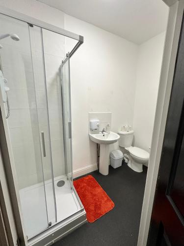 uma casa de banho com um chuveiro, um lavatório e um WC. em The Marlborough House em Liverpool
